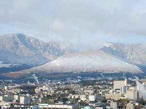 ホテルから見渡せる扇山。冬には雪が降り積もりまるで化粧をしたかのような美しさ。