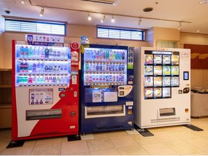 【サービス】館内にはお弁当・カレー・寿司・からあげ・スイーツ等が購入できる自販機もございます。
