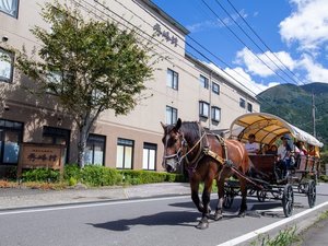 【外観】秀峰館と辻馬車