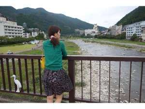 飛騨川の清風に吹かれて、ぶらり女子一人旅。自由な旅は「一人旅歓迎の宿・睦館」へどうぞ