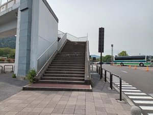 【上り線パーキングエリアからホテルへの行き方】B歩道橋の階段を上る