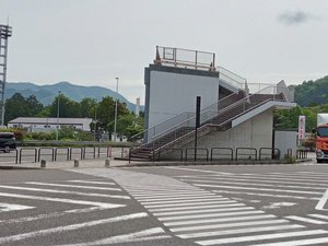 【上り線パーキングエリアからホテルへの行き方】A横断歩道を渡って歩道橋へ