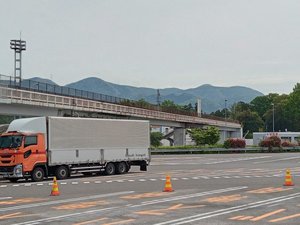 【上り線パーキングエリアからホテルへの行き方】@上り線パーキングエリアから見た歩道橋