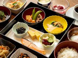 朝食は、ブッフェ形式を当面中止し、和食セットメニューにてご提供いたします。