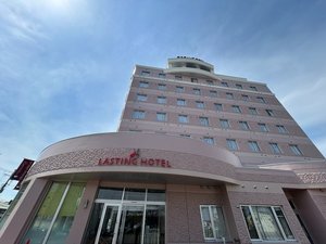 【外観】釧路駅徒歩5分。当館正面には、50台駐車可能な平面駐車場(無料)がございます。