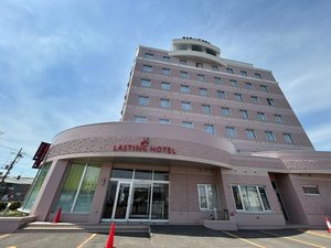 【外観】釧路駅徒歩5分。当館正面には、50台駐車可能な平面駐車場(無料)がございます。