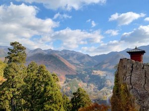 紅葉シーズンはまた格別の良さがある山寺。多くの方で賑わいます。