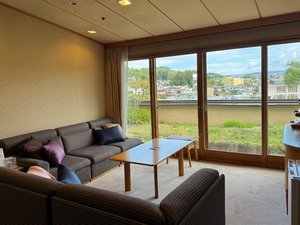 【仙渓園「萩」温泉桧風呂付】大きな窓からは、石庭の美しい景色を望み、心落ち着く空間が広がります。
