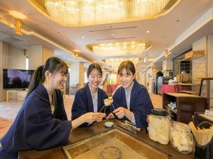 火鉢で楽しむ手焼き体験。焼き物のラインナップは日替わりでご用意しております。