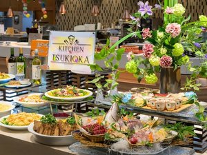 豊富な料理がずらりと並ぶバイキング。お好きなものを少しずつ、思いのままに楽しめます。