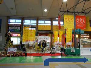 @、秋田へようこそ!改札を通ったら、右方向(西口)へ。