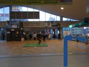 A、動く歩道をすぎたら、右側の階段から1階(外)へ。