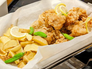 朝食ビュッフェ 揚げたてのポテト・唐揚げ