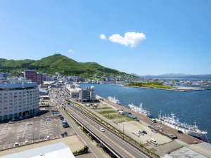 【景観】山側のお部屋からは函館山や金森倉庫群・函館湾がご覧いただけます。