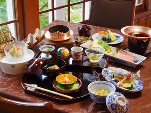 贅を尽くした花屋最上級の会席料理 お夕食 一例
