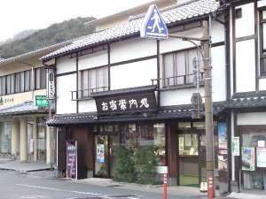 駅前の宿泊案内所です。