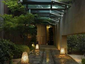 【外観】外からの採光が美しいエントランス