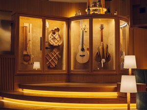 【ロビー】木工や楽器等から松本文化の背景と広がりを伝える展示棚