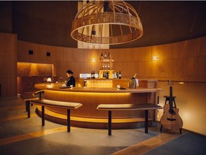 【ワインバー】ドームスピーカーから降り注ぐ音響や、生演奏に浸る夜をお過ごしください。