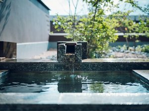 【テラス・露天風呂付き和室】庭の木々を眺めながら、温泉露天風呂での湯浴みをお楽しみいただけます。
