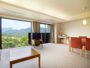 �J���I�ȑ�����͂���䂭�G�߂ƂƂ��ɕ\���ς��锠���̎R�X���]�߂܂��B