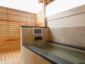 【露天風呂付客室|むくどりの間】銀泉の露天風呂で贅沢な癒しを。