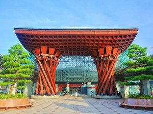 【当館から徒歩約7分】迫力ある鼓門は、世界で最も美しい駅の一つ「鼓門・もてなしドーム」