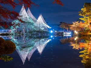【当館から車で約10分】日本三名園の一つで、四季折々の美しい景色を楽しめる「兼六園」
