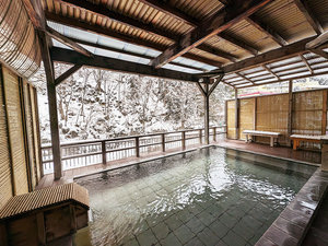 露天風呂から雪景色を望める