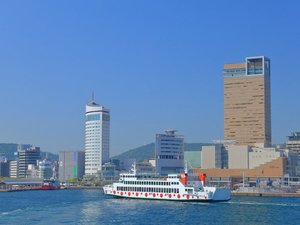 【当館から車で12分】高松駅周辺の再開発エリアでシンボルタワーや旅客ターミナルがある「サンポート高松」