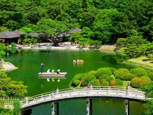 【当館から車で5分】江戸時代の大名庭園で、国の特別名勝に指定されている「栗林公園」