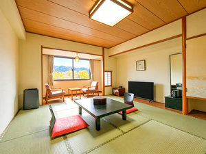 【客室一例】畳のぬくもりと自然に癒されるマウンテンビュー和室。ゆったり寛げます。