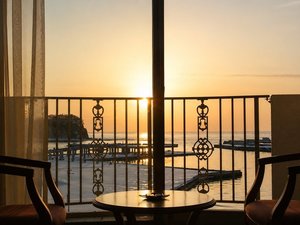 窓の外に広がる夕景を眺めながら、ゆったりと