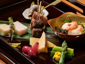 お食事のはじまりを彩る八寸です