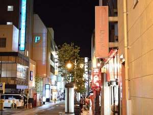 ホテル前の栄通り。夜でも明るい場所です。