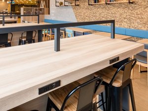 【ライブラリーカフェ】Wi-Fi接続無料◆カフェ内にはコンセントも充実。ワークスペースとしても快適。