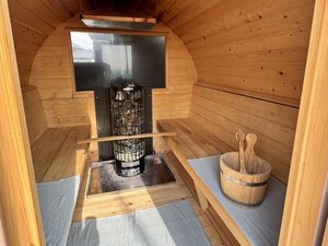 セルフロウリュ対応の専用バレルサウナ室内