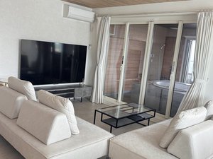 303号室 大型テレビを備えたリビング