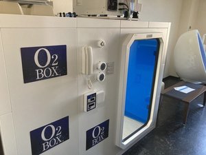 1〜2人用の高気圧酸素BOX。日常の疲れや旅の疲れを癒して下さい。テレビ・エアコン・Wi-Fi完備です。