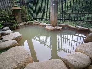 貸切露天風呂。温泉の泉質はかなりの自慢♪眺望もgoodですよ