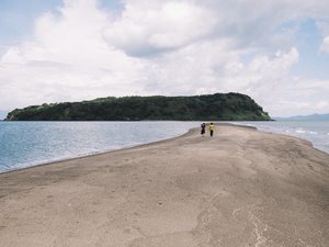 限られた時間だけ砂の道が現れる知林ヶ島