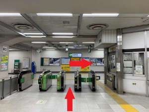 ■西口改札を出て右にお進みください。