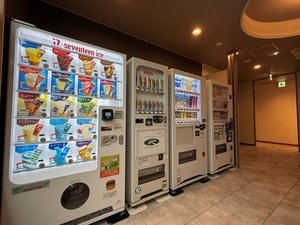 自動販売機は1階にございます。