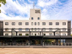 ホテル正面(日中)