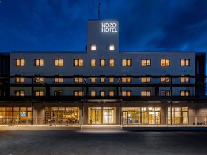 ホテル正面(夜)