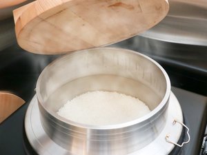 お客様の目の前で炊き上げる羽釜ご飯
