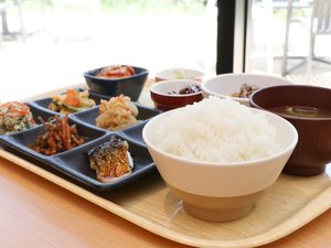 【ご飯セット例】羽釜で丁寧に炊き上げる白米から、店内仕込みの発酵食まで。