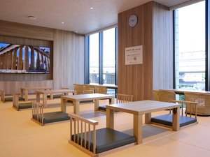 【小上がり処】グループやご家族、もちろんお一人でもお寛ぎいただける小上がり畳スペース。飲食可能です。
