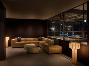 ��E���W