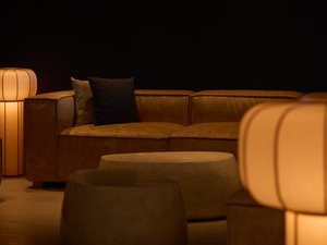 ��E���W